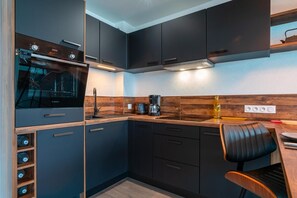 Frigorifero, microonde, forno, piano cottura