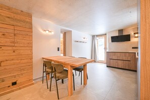 Dining - Apartment 'Lisalice' with Shared Terrace, Garden, and Wi-Fi (Les Villards-sur-Thônes)