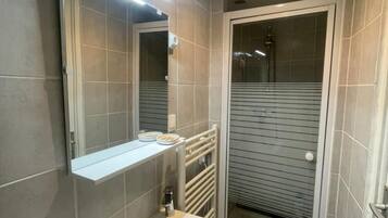 Dusj, hårføner og håndklær