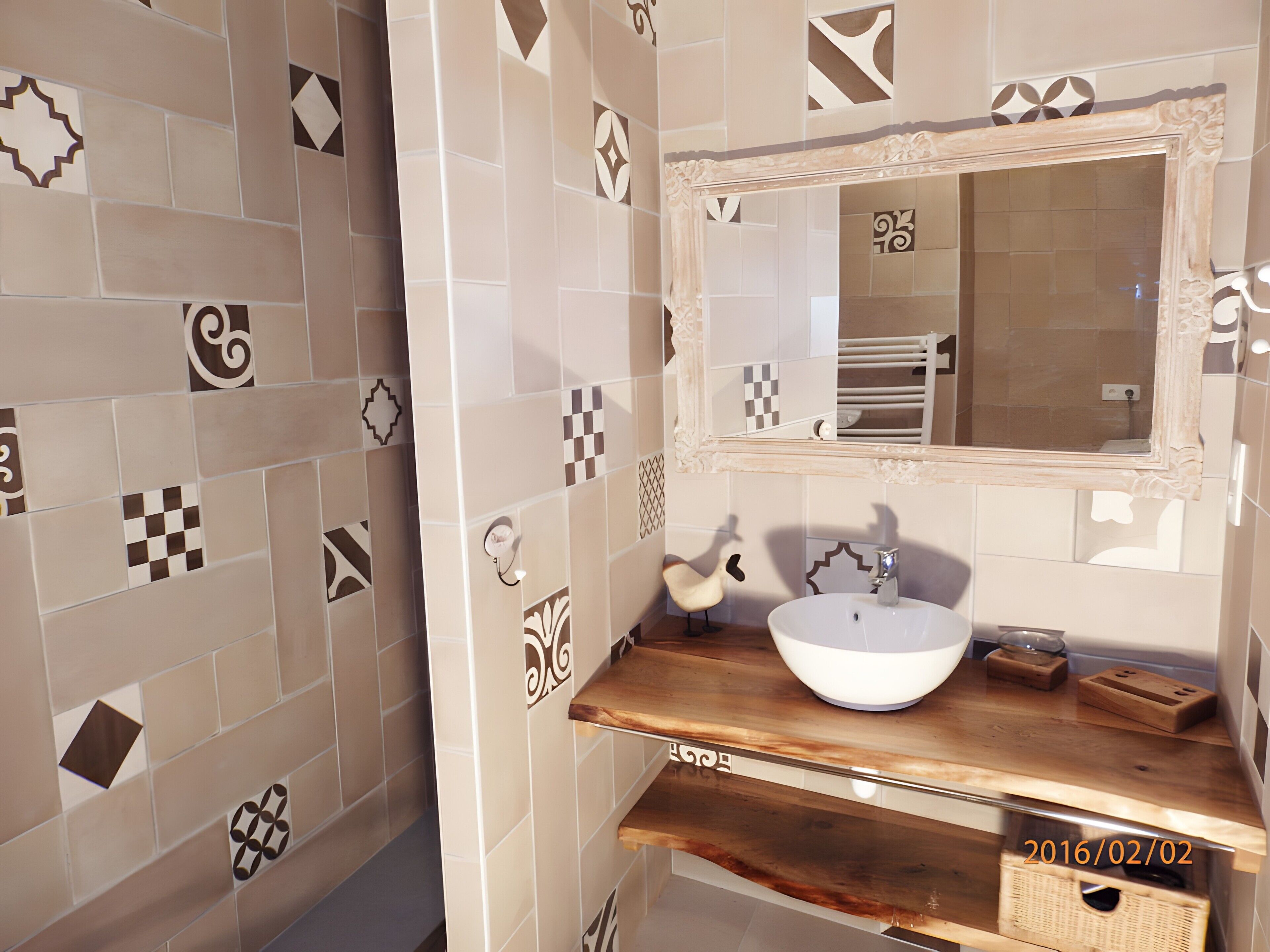 Suihku, hiustenkuivaaja, pyyhkeet