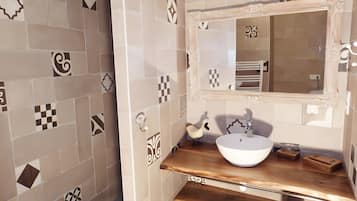 Suihku, hiustenkuivaaja, pyyhkeet