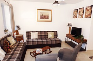 TV - Le Gîte Chez Fanfoué: Between Lake and Mountains, in the Countryside (Orcier)