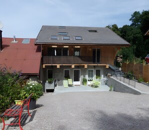 Exterior - Le Gîte Chez Fanfoué: Between Lake and Mountains, in the Countryside (Orcier)