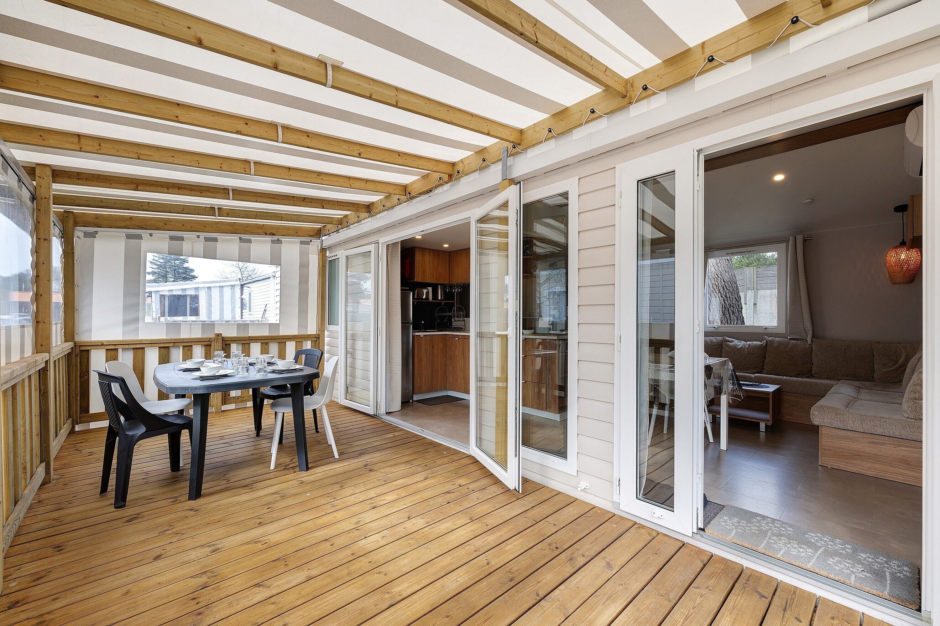 屋外ダイニングエリア