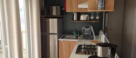 Refrigerador, microondas, horno, placa de cocina