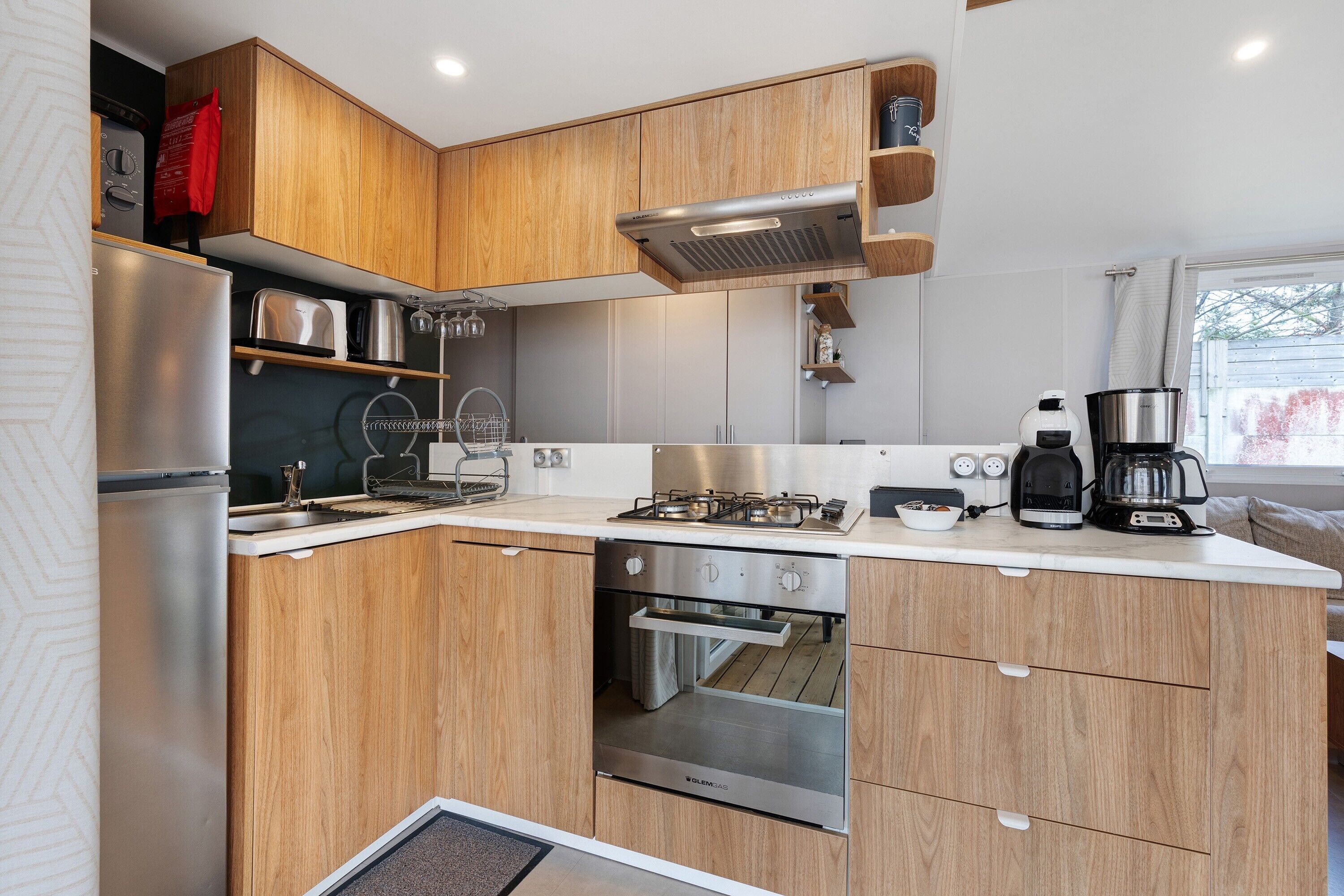 冷蔵庫、電子レンジ、オーブン、コンロ