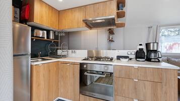 冷蔵庫、電子レンジ、オーブン、コンロ