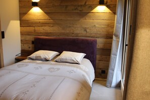 WiFi, bed sheets - Gîte 'Lisalice': Mountain View, Private Terrace & Wi-Fi (Les Villards-sur-Thônes)