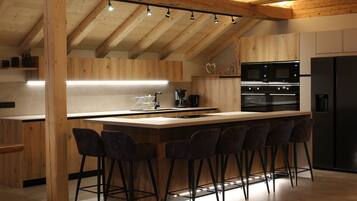 Een koelkast, een microgolfoven, een oven, een kookplaat