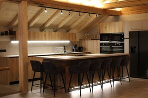 Fridge, microwave, oven, stovetop - Gîte 'Lisalice': Mountain View, Private Terrace & Wi-Fi (Les Villards-sur-Thônes)