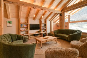 TV - Gîte 'Lisalice': Mountain View, Private Terrace & Wi-Fi (Les Villards-sur-Thônes)