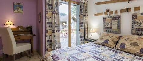 1 slaapkamer, een strijkplank/strijkijzer, wifi, beddengoed