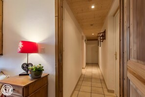 Interior - Gîte Chez Mayon: Vacation Home with Mountain View and Wi-Fi in Orcier (Orcier)