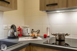 Frigorífico, microondas, horno y placa de cocina