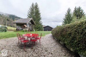 Outdoor dining - Gîte Chez Mayon: Vacation Home with Mountain View and Wi-Fi in Orcier (Orcier)