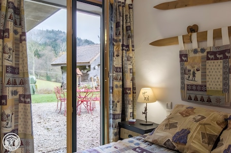 1 bedroom, iron/ironing board, WiFi, bed sheets. Gîte Chez Mayon: Vacation Home with Mountain View and Wi-Fi in Orcier