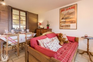 Interior - Gîte Chez Mayon: Vacation Home with Mountain View and Wi-Fi in Orcier (Orcier)