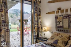 1 bedroom, iron/ironing board, WiFi, bed sheets - Gîte Chez Mayon: Vacation Home with Mountain View and Wi-Fi in Orcier (Orcier)