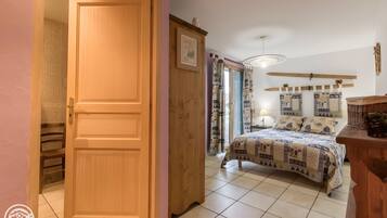 1 slaapkamer, een strijkplank/strijkijzer, wifi, beddengoed