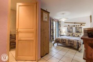 1 bedroom, iron/ironing board, WiFi, bed sheets - Gîte Chez Mayon: Vacation Home with Mountain View and Wi-Fi in Orcier (Orcier)