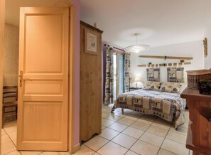 1 dormitorio, tabla de planchar con plancha, wifi y ropa de cama