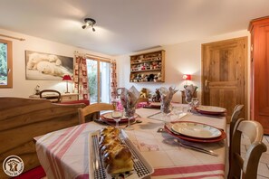 Dining - Gîte Chez Mayon: Vacation Home with Mountain View and Wi-Fi in Orcier (Orcier)