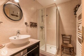 Een douche, handdoeken