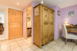 Interior - Gîte Chez Mayon: Vacation Home with Mountain View and Wi-Fi in Orcier (Orcier)