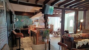 Ein gemütliches Interieur mit Holztisch, Bar und Sitzgelegenheiten.
