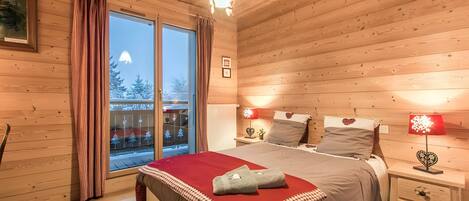 Een strijkplank/strijkijzer, wifi, beddengoed