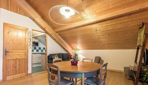 Dining - Gîte Au Pré De La Basse – Chalet with Mountain Views near Lake Geneva (Orcier)