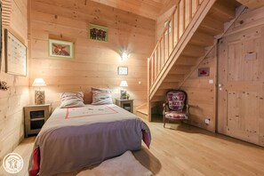 Tabla de planchar con plancha, wifi y ropa de cama 