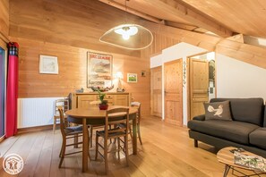 Interior - Gîte Au Pré De La Basse – Chalet with Mountain Views near Lake Geneva (Orcier)