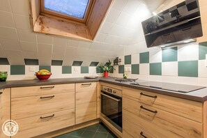 Private kitchen - Gîte Au Pré De La Basse – Chalet with Mountain Views near Lake Geneva (Orcier)