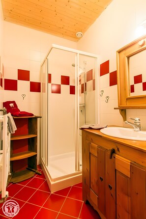 Suihku, hiustenkuivaaja, pyyhkeet