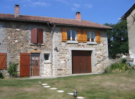 Exterior. Gîte Peyre-blanche in Saint-Alyre d'Arlanc