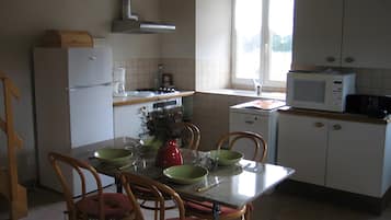 Køleskab, mikrobølgeovn, kogeplade, opvaskemaskine