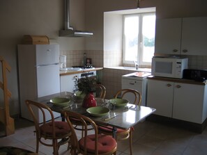 Frigorífico, microondas, placa de cocina y lavavajillas