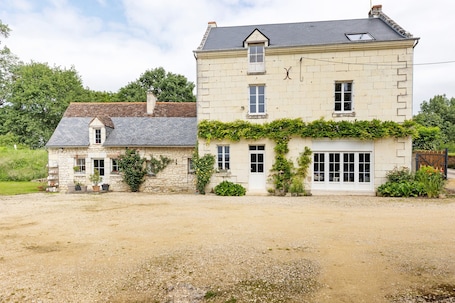 Exterior. Bed and Breakfast 'Les Prés Hauts' with Shared Garden and Wi-Fi