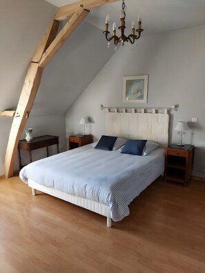 WiFi, bed sheets - Bed and Breakfast 'Les Prés Hauts' with Shared Garden and Wi-Fi (Rigny Ussé)