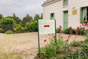 Property grounds - Bed and Breakfast 'Les Prés Hauts' with Shared Garden and Wi-Fi (Rigny Ussé)