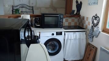 Mikrowelle, Wasserkocher mit Kaffee-/Teezubehör, Hochstuhl