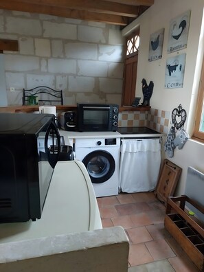 Cafetière/bouilloire, chaise haute