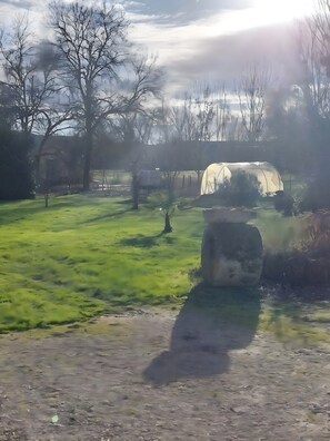 Property grounds - Bed and Breakfast 'Les Prés Hauts' with Shared Garden and Wi-Fi (Rigny Ussé)