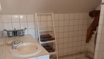 Een douche, een haardroger, handdoeken