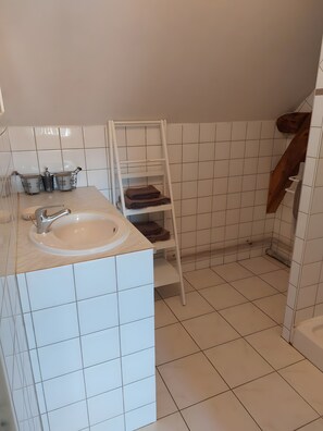 Een douche, een haardroger, handdoeken