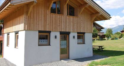Saflalou Chalet: Mountain View, Private Terrace & Wi-Fi in Combloux