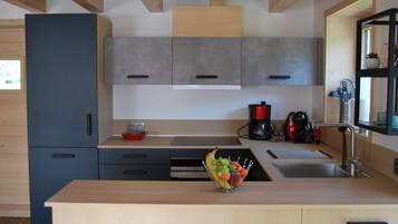 Een koelkast, een microgolfoven, een oven, een kookplaat