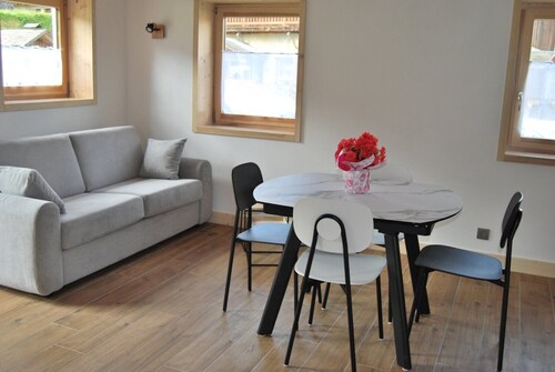 Saflalou Chalet: Mountain View, Private Terrace & Wi-Fi in Combloux