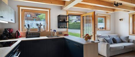 Jääkaappi, mikroaaltouuni, uuni, liesi